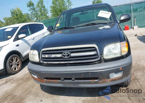 2002 Toyota Tundra z USA, uszkodzony, nr VIN 5TBJN321X2S284310
